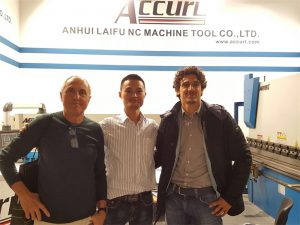 Πελάτες της Ουγγαρίας επισκέπτονται την Έκθεσή μας